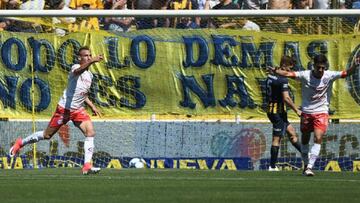 Romero celebra su primer gol con Argentinos Juniors ante Rosario Central.