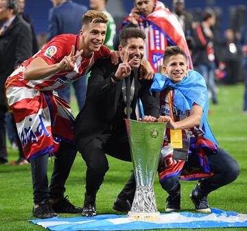 Tercera Europa League en las vitrinas del Atlético de Madrid. “Mi grandeza no reside en no haber caído nunca, sino en haberme levantado siempre”. La frase es de Napoleón y Simeone se ha hecho un traje negro con ella para definir a un equipo, un escudo, una afición y una forma de vida. En la imagen posa con el trofeo y con dos de sus hijos tras conseguir la Europa League de 2018 tras ganar 0-3 al Olympique de Marsella en Lyon.