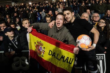 Dalmau posa con un aficionado que posa con una bandera de Espa&ntilde;a.