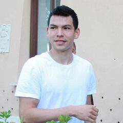 Hirving Lozano causó revuelo a su llegada a la Villa Stuart