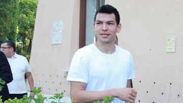 Hirving Lozano causó revuelo a su llegada a la Villa Stuart