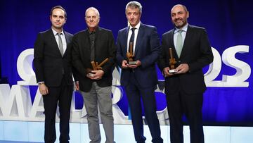 Miguel Ángel Gil posa junto a Antonio Cruz, uno de los fundadores de Cruz y Ortiz Arquitectos, estudio de arquitectura responsable del estadio, Pablo Colio, CEO de FCC y José Manuel Calvo, Delegado del Área de Gobierno de Desarrollo Urbano Sostenible.