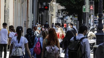 Varias personas caminan por una calle del centro de Valencia despu&eacute;s de que el Ministerio de Sanidad autorizara a que la totalidad de la Comunidad Valenciana pasase en su conjunto a la fase 1 de la desescalada. Las terrazas de los restaurantes y ba