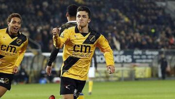 Manu García celebra un gol con la camiseta del NAC Breda.