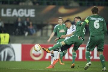  El centrocampista del Valencia Rodrigo lucha por el control del balón con jugadores del Rapid de Viena