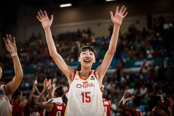 Han Xu saluda a la afición.