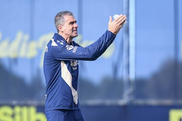 Garitano dirigiendo un entrenamiento en la Ciudad Deportiva.