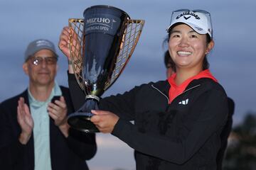 Rose Zhang, con el trofeo de campeona del Mizuho Americas Open.