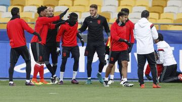 Los jugadores del Benfica, ejercitándose en Kiev.