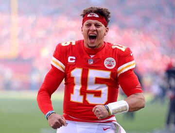 Tras llevar a la gloria a los Kansas City Chiefs en la Super Bowl de 2020, el quarterback firmó en 2020 el mayor contrato de la historia en la NFL por el que percibirá más de 500 millones de dólares durante los próximos 10 años.