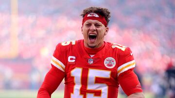 Tras llevar a la gloria a los Kansas City Chiefs en la Super Bowl de 2020, el quarterback firmó en 2020 el mayor contrato de la historia en la NFL por el que percibirá más de 500 millones de dólares durante los próximos 10 años.