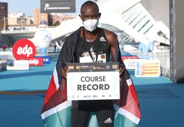 El keniano ganó en Valencia dejando el crono en 2h:3'. Mejor marca en Valencia.