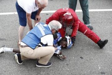 El corredor del equipo FDJ Kévin Reza, recibe asistencia médica tras verse implicado en una caída durante la décima etapa de la Vuelta Ciclista a España 2016.