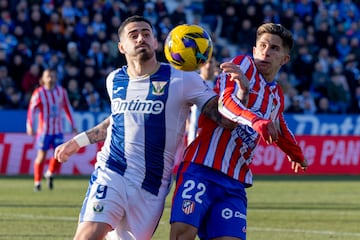 Miguel pugna con Giuliano Simeone en el triunfo del Legans ante el Atltico. 