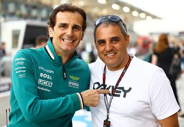 Los expilotos de Fórmula 1, Pedro de la Rosa y Juan Pablo Montoya posan para una fotografía antes del Gran Premio.