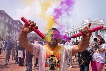 El Holi Festival es uno de los festivales más coloridos que se celebra en el mundo. La fiesta de colores se celebra durante dos días entre finales de febrero y principios de marzo. Los festejos comienzan con la última luna llena del mes lunar hindú (Phalguna). Este festivo acontecimiento se despliega en todo el país, donde una explosión de colores se eleva sobre una multitud que baila y se llena de alegría.