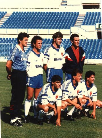 En 1988 fue nombrado entrenador del Zaragoza. Junto a él, y como ayudante, figuraba un joven Víctor Fernández (el último de pie).