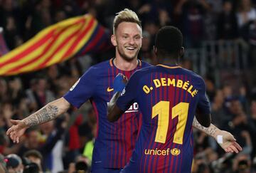 Ivan Rakitic celebra su gol con Ousmane Dembelé. El croata titular y el francés suplente en el Barça y en Francia