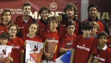 <b>VAMOS, ESPAÑA... Y VAMOS, RAFA. </b>Todo el equipo español de Copa Davis se congregó en la Plaza de San Francisco en un 'clinic' para niños a los gritos de 'Vamos, Rafa'.