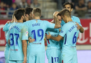 0-1. Barcelona players celebrate Paco Alcácer's goal.