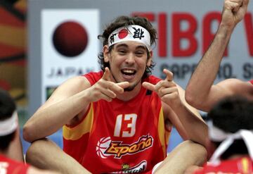 Estuvo en Japón con 21 años y realizó una soberbia final. Ese fue solo el comienzo de una carrera que le ha llevado de nuevo a la lucha por el oro Mundial. Entre medias, salto a la NBA de la mano de Memphis Grizzlies, franquicia que retirará su dorsal y donde es toda una institución más allá del baloncesto. Esta temporada igualó a su hermano Pau al ganar el anillo de la NBA con Toronto Raptors.