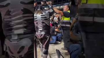 Fanático interrumpe lucha y recibe paliza de LA Park