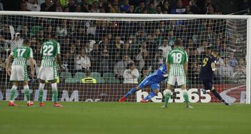 1-1. Karim Benzema marcó el primer gol de penalti.