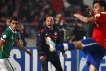 Cuando asumió Jorge Sampaoli en La Roja, a Chile le quedaban cuatro partidos como local en el camino a Brasil 2014. Con el casildense ya en la banca, los ganó todos, y recibió solo dos goles en ellos. Uruguay (2-0), Bolivia (3-1), Venezuela (3-0) y Ecuador (2-1). 