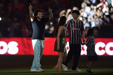 Marcelo y su familia saludan a los aficionados del Fluminense.