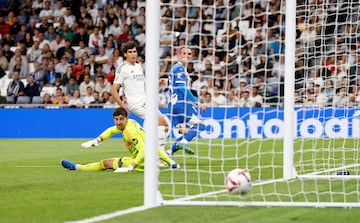 3-2.El Alavés marca en la siguiente jugada del 3-1. El delantero babazorro recibe dentro del área, controla, y con la izquierda, cruza el balón al segundo palo de Thibaut Courtois.