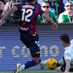 El Racing quiere tres años más de ‘tackles’ de Manu Hernando