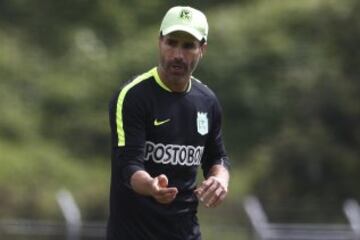 Bernardo Redín y Juan Pablo Ángel dirigieron la práctica con los nuevos refuerzos del verde.