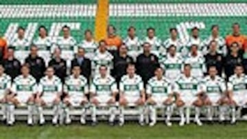 <B>FOTO OFICIAL DE LA TEMPORADA 2003-04. La plantilla del Elche posó ayer para la foto oficial de la presente temporada.