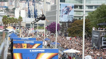 360 No Hands de Carolo en el Dirt Jump del FMB World Tour en O Marisquiño (Vigo, Galicia, España), sobre saltos decorados con graffiti y mucho público mirando el evento de MTB.