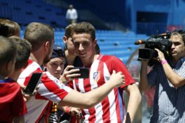 Los aficionados que acudieron al Vicente Calderón disfrutaron de los nuevos fichajes, Santos Borré y Diogo Jota.