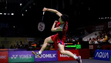 Jakarta (Indonesia), 06/06/2024.- Li Shi Feng of China in action during the men's single round of 16 match against Christo Popov of France at the Kapal Api Badminton Indonesia Open at Istora Stadium in Jakarta, Indonesia, 06 June 2024. (Francia) EFE/EPA/MAST IRHAM