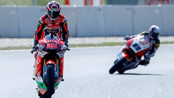 ***CORRIGE FOTÓGRAFO***GRAF1423. BARCELONA (ESPAÑA), 16/06/2018.- El piloto francés de Moto 2, Fabio Quartararo del equipoHDR - Speed UP Racing, celebra su "pole position" al final de la sesión clasificatoria del Gran Premio de Catalunya de Motociclismo 2018 en el Circuito de Barcelona en Montmeló (Barcelona). EFE/ Enric Fontcuberta