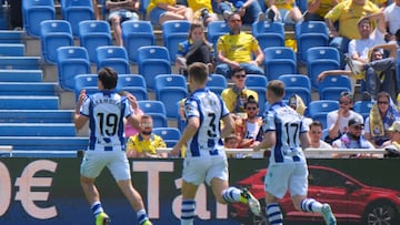 LAS PALMAS DE GRAN CANARIA, 06/04/2025.- Los jugadores de la Real Sociedad celebran el tercer gol durante el partido de LaLiga disputado este domingo ante la UD Las Palmas en el estadio de Gran Canaria en Las Palmas. EFE/Ángel Medina G.