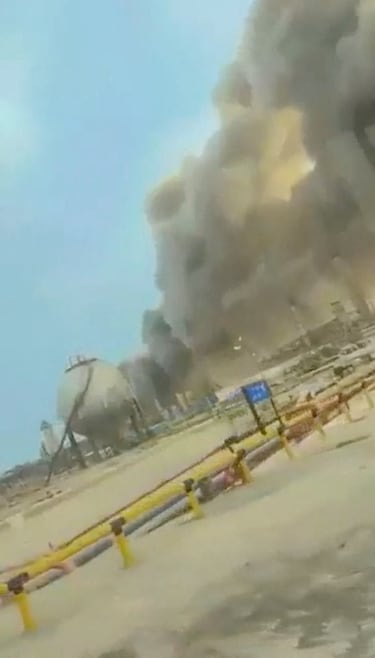 Humo se eleva en una refinería de petróleo en Ras Tanura, Arabia Saudita, en esta imagen fija obtenida de un video en redes sociales publicado el 2 de marzo de 2026.