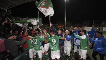 Los jugadores de El Álamo celebran la clasificación para primera ronda de Copa del Rey.