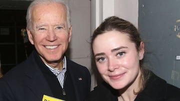 Joe Biden y Naomi Biden posan detr&aacute;s del escenario en la exitosa obra basada en la cl&aacute;sica novela de Harper Lee &quot;To Kill a Mockingbird&quot; en Broadway en el Teatro Shubert el 19 de diciembre de 2018 en la ciudad de Nueva York.