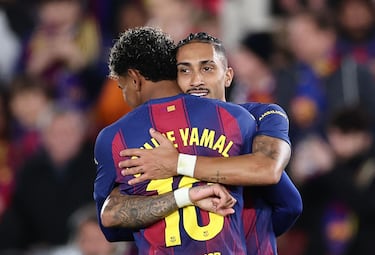 Lamine Yamal celebra el 0-2 al Villarreal con Raphinha.