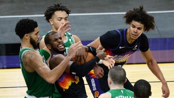 Chris Paul lucha por un balón contra Jayson Tatum, durante el partido de la NBA que ha enfrentado a Phoenix Suns y a Boston Celtics.