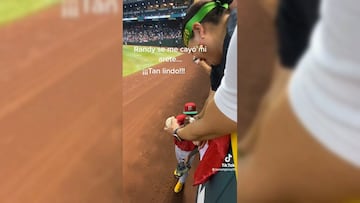 ¡Tipazo! Randy Arozarena le pasa arete a fan que lo dejó ir al campo de juego