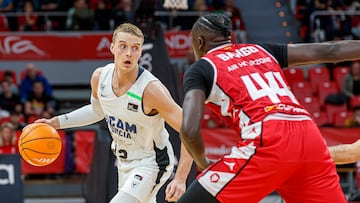 El base sueco de UCAM Murcia, Ludde Hakanson (i), con el balón ante el pivot angoleño de Casademont Zaragoza, Jilson Bango, durante el encuentro correspondiente a la fase regular de Laliga Endesa que disputan hoy sábado en el palacio Príncipe Felipe de Zaragoza.