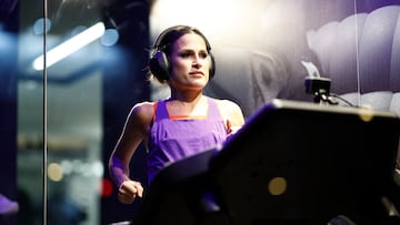 MADRID, 25/02/2026.- La atleta y creadora de contenido Verdeliss durante el 'Reto 24h running con Verdeliss', en el que estará corriendo en una cinta durante un día sin descanso, este miércoles en Madrid. EFE/ Rodrigo Jiménez