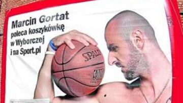 <b>TODO UN ÍDOLO LOCAL. </b>Uno de los muchos carteles, con la imagen de Gortat, que visten los muros de las calles de Lodz.