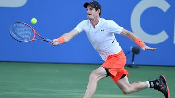 Andy Murray devuelve una bola ante Kyle Edmund en su partido de segunda ronda del Citi Open que se disputa en el Rock Creek Tennis Center de Washington, DC.