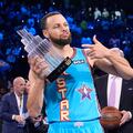 Stephen Curry posando con el trofeo que le otorga como mejor jugador del juego del All-Star 2025.