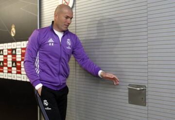 Zidane exiting stage left after his press conference before the Osasuna game.